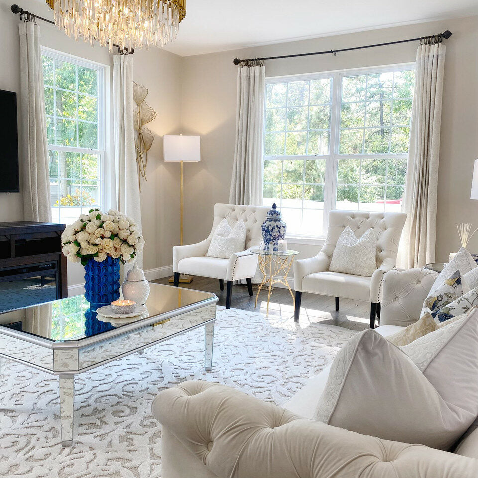 Weiße Englische Rosen in blauer Strukturvase